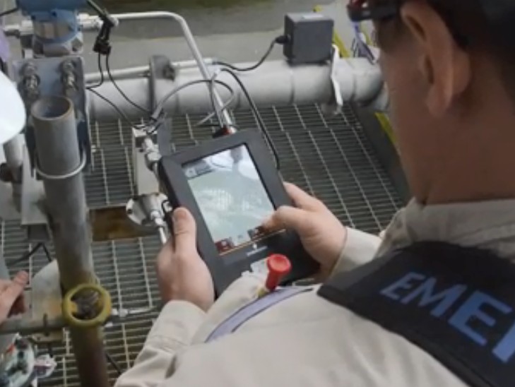 羅斯蒙特手操器怎么效驗(yàn)液位變送器如果是請(qǐng)參照相關(guān)品牌的液位變送器及手操器的使用說明書操作。根據(jù)我的經(jīng)驗(yàn)有如下步驟: 1、確認(rèn)羅斯蒙特手操器是否支持你的液位變送器的通信格式(具體廠***可能有所不同),這個(gè)可以在手操器的使用說明書上查到或直接和手操器供應(yīng)商聯(lián)系確認(rèn)。 2、正確連接手操器和液位變送器,注意接線方式。 a、液位變送器的通信電路板是外部供電還是內(nèi)部供電,如果你是通過變送器接的通信線通常 應(yīng)該是內(nèi)部供電,如果是單***測(cè)試變送器的通信電路板時(shí),則是外部供電。二者是有區(qū)別 的。具體可以參照你的變送器的說明書。 b、注意接標(biāo)準(zhǔn)電阻(通常為250歐)。 3、將475手操器并接到標(biāo)準(zhǔn)電阻兩端。 4、通電,建立通信。 5、按照羅斯蒙特手操器的使用說明書進(jìn)行操作設(shè)置儀表的0點(diǎn)、上限位、下限位。 如果發(fā)現(xiàn)液位變送器的上限位或下限位對(duì)應(yīng)的20mA或4mA出入較大,這時(shí)需要對(duì)電流做調(diào) 校。這時(shí)需要用到***精度的電流表,調(diào)校時(shí)需要將電流表串接到通信回路中。具體操作可以參 照手操器的使用說明書。 6、設(shè)置相關(guān)參數(shù)后不要忘記將設(shè)置“下載”到你的儀表中。需要說明注意的是,儀表在出廠時(shí)都做了調(diào)校,一般不需要用戶設(shè)置。可能需要現(xiàn)場(chǎng)變更設(shè)置的是“上限位”和“下限位”即:“量程”。不過這在客戶和廠商簽訂合同及技術(shù)協(xié)議時(shí)一般是經(jīng)過溝通確認(rèn)了的,這在儀表出廠時(shí),廠***會(huì)為客戶設(shè)好的。除非有變。